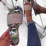 Lia | Glitzernde Slipper – Funkelnd durch den Tag