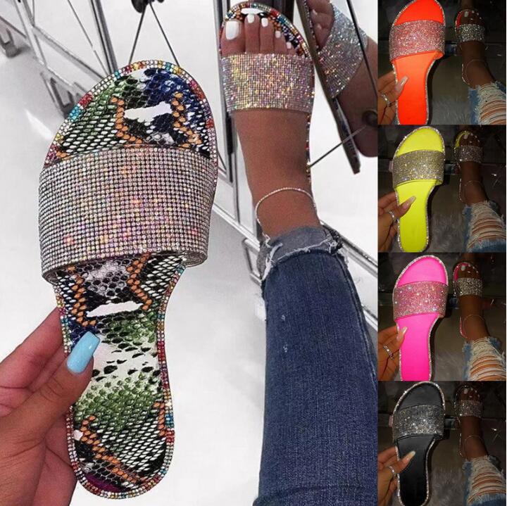 Lia | Glitzernde Slipper – Funkelnd durch den Tag
