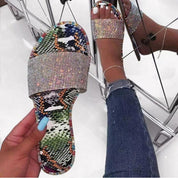 Lia | Glitzernde Slipper – Funkelnd durch den Tag